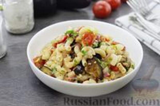 Фото к рецепту: Макароны с баклажанами, помидорами и брынзой