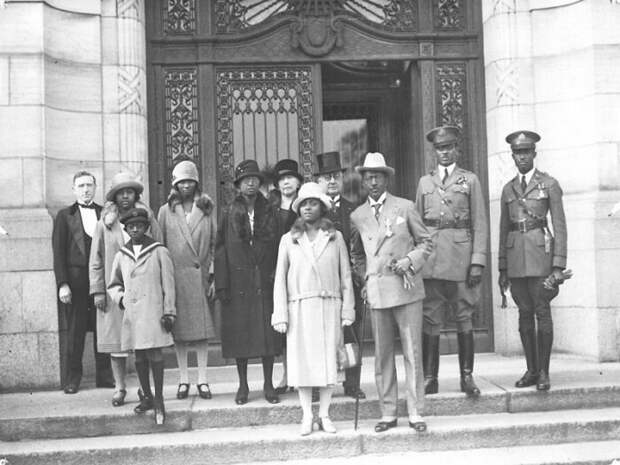 Чарльз Данбэр Бёрджесс Кинг, 17-й президент Либерии (1920-1930), со своей свитой на ступенях Дворца мира, Гаага (Нидерланды), 1927 год. \ Фото: evenimentulistoric.ro.