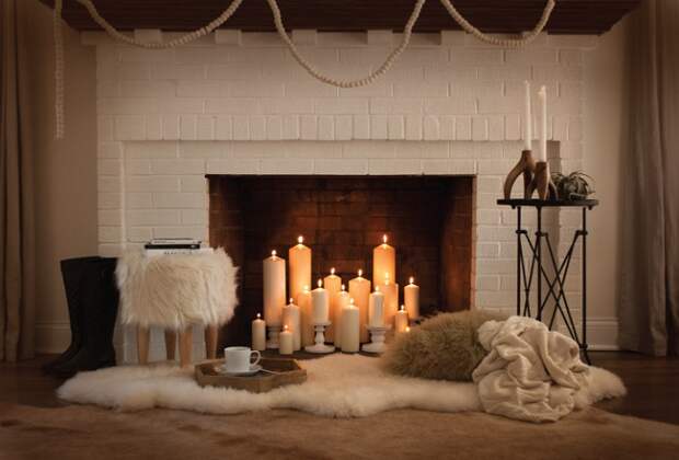Свечи в камине помогут создать романтичную атмосферу. / Фото: fireplace.su