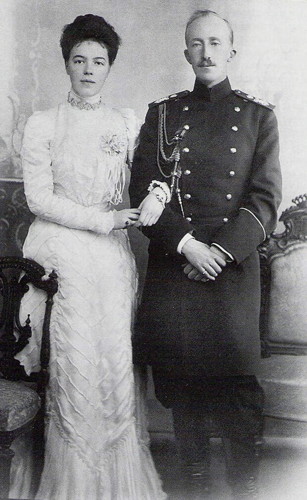 Великая княгиня Ольга Александровна с первым законным супругом принцем Ольденбургским