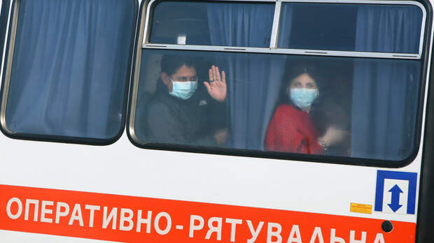 Мир вздрогнул: украинцы били своих же, устроив дикую, бесчеловечную встречу спасённым от болезни