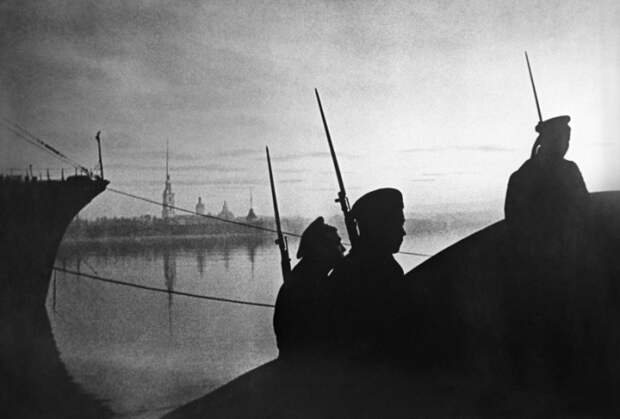 Трое матросов на Эрмитажном мосту в Ленинграде. СССР, 1941 год