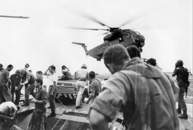 Беженцы прибывают на вертолете. 7 мая 1975