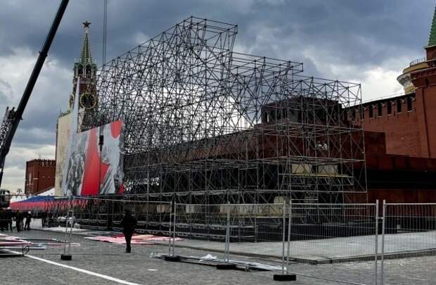 Снова будут драпировать к 9 мая? Мавзолей Ленина закрыли почти на месяц