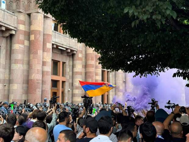 Протесты в Армении подошли к опасной черте: "Товарищ генерал" поспешил всех предупредить