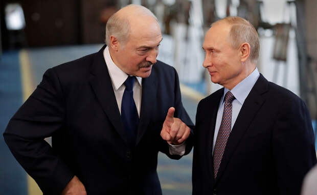 Тонкий намёк: Лукашенко подарили карту белорусских губерний в составе Российской империи