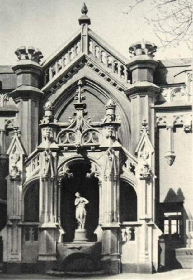 Готический флигель. Старое фото.