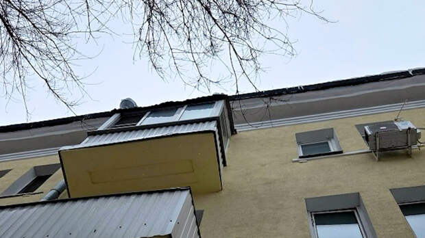 В Самаре лед с крыши рухнул на коляску с младенцем