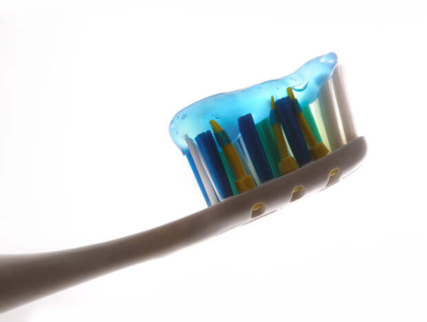 Врач развеял миф об эффективности зубных щёток с резиновыми вставками и разноуровневой щетиной