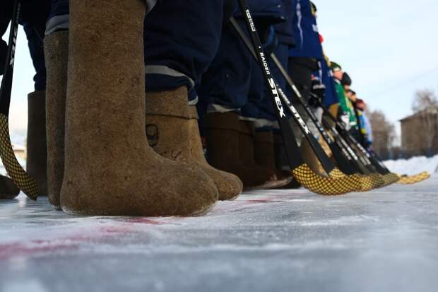 «Не в чем к миленькой сходить»: сотрудники МЧС надели валенки на «Сибсельмаше»