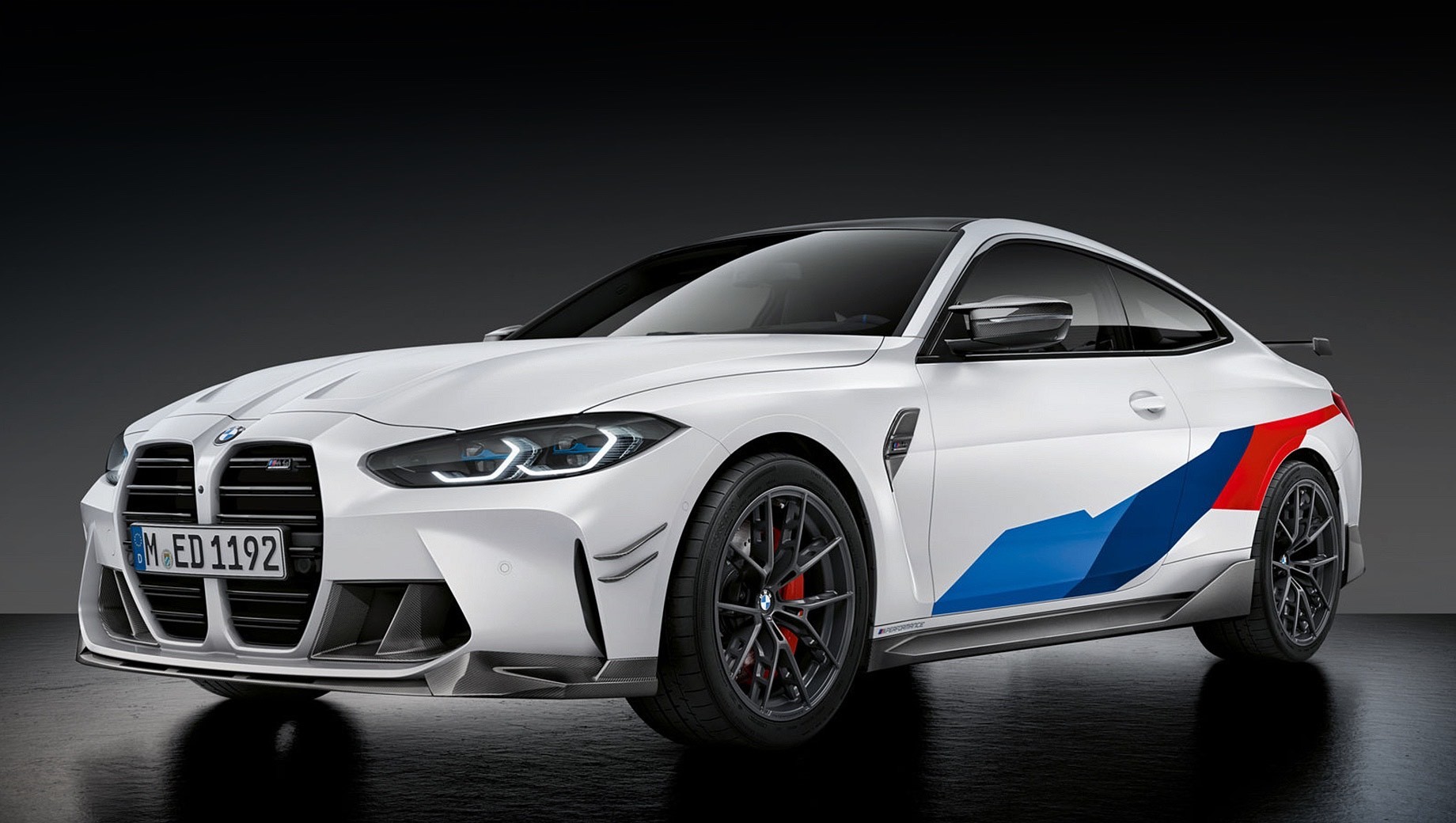 Bmw m3,Bmw m4,Bmw m performance. В списке украшательств значатся горячо любимые фанатами BMW три полоски в фирменных цветах М-отделения. Кованые колёса могут быть окрашены в один из трёх матовых колеров — серый, золотистый или чёрный. А ещё в списке деталей M Performance есть зимние 19-дюймовые диски.