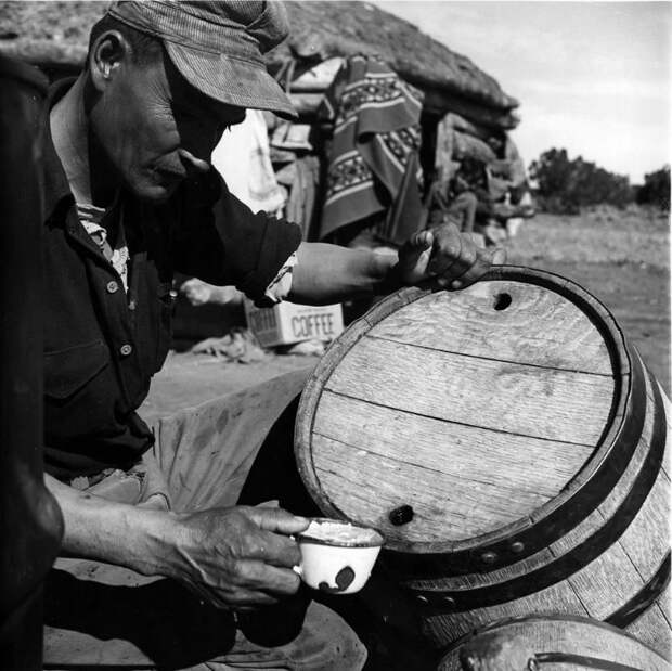 Мужчина Навахо набирает воду. 1948 индейцы, история, навахо, фотография