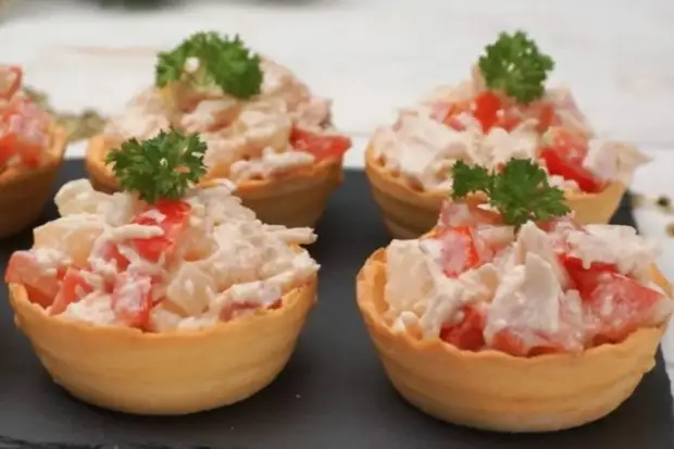 Тарталетки с курицей, ананасами и помидорами Тарталетки с курицей, ананасами и помидорами