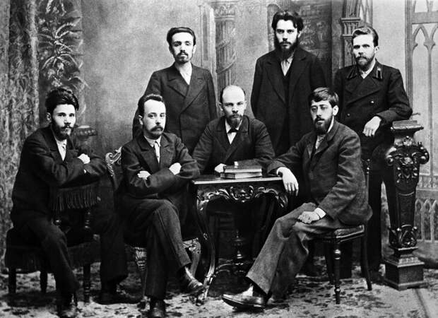В. Ленин (в центре за столом), Ю. Мартов (справа от него)