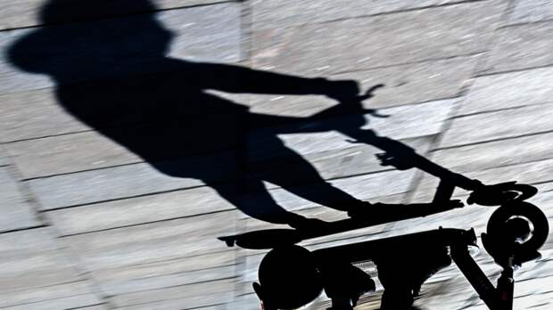 В России призвали увеличить размер штрафа за езду на электросамокате вдвоём