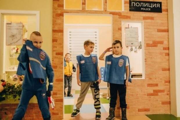 Школьники в тюремных робах - это интересный метод профориентации
