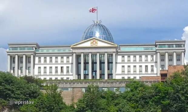 В Грузии на фоне массовых беспорядков впервые проходят непрямые президентские