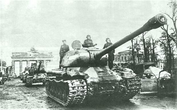 Колонна советских тяжелых танков ИС-2 в Берлине, вблизи Бранденбургских ворот. Апрель 1945 Бронетехника СССР, Великая Отечественная война, история