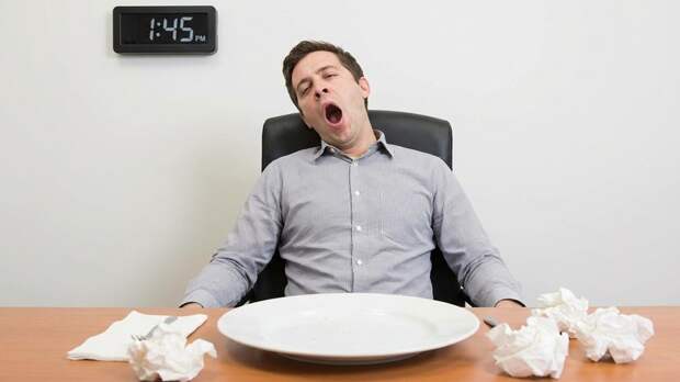 Терапевт: переедание во время обеда усиливает сонливость