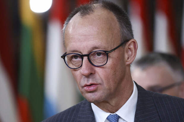 Канцлер ФРГ Мерц спародировал Трампа и сорвал овации