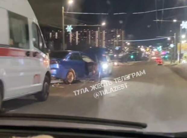 На Октябрьской улице в Туле столкнулись две легковушки