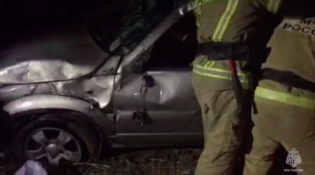 Ночью на «Тавриде» спасатели доставали водителя из раскуроченного авто