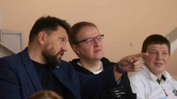 Губернатор Виктор Томенко на баскетболе / Фото: 
