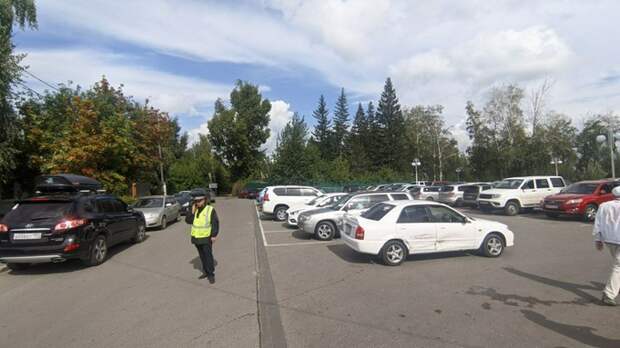 Парковка рядом с Нагорным парком / Фото: amic.ru