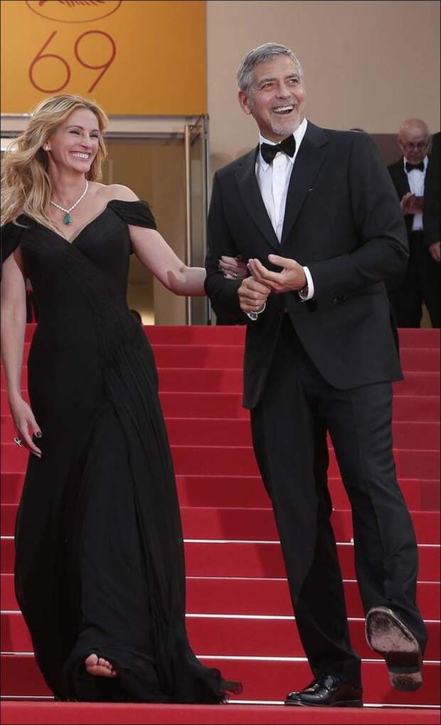 Cannes 2016: Julia Roberts walks the red carpet barefoot