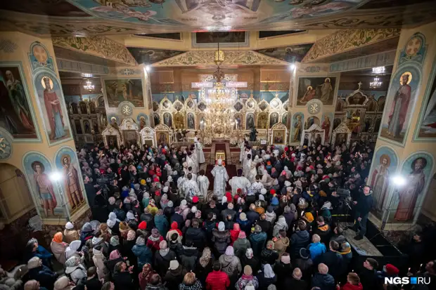 Снежная Пасха: 10 кадров с праздничного богослужения из центра Новосибирска