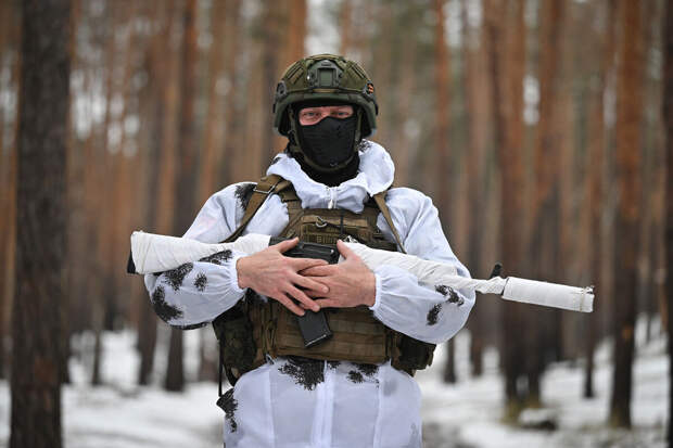 Жена вернувшегося из плена бойца РФ упала в обморок от радости, услышав его