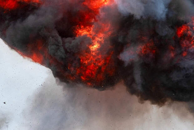 Обломки дрона упали у жилого дома в Ярославле после ночных атак