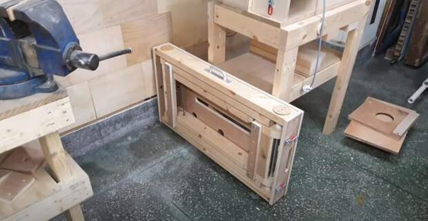 Удобный складной стол для работы в мастерской