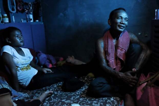 15. Арис и его 13-летняя дочь у них дома бедность, джакарта, железная дорога, индонезия, нищета, репортаж, трущобы