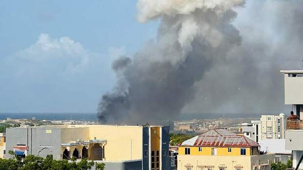 В Сомали разбился вертолет с восьмью людьми на борту