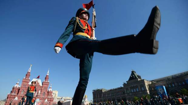 Флаг России и Знамя Победы вынесли на Красную площадь