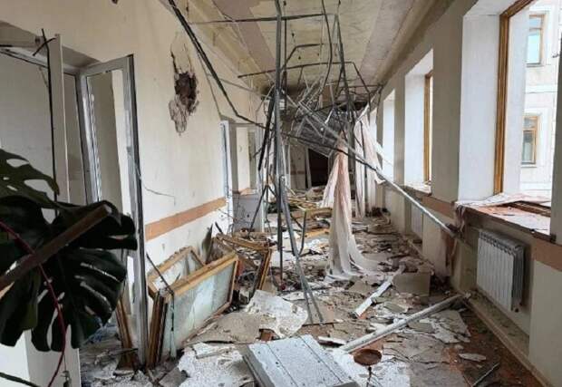 Вражеский снаряд вызвал сильные разрушения и пожар в здании больницы.