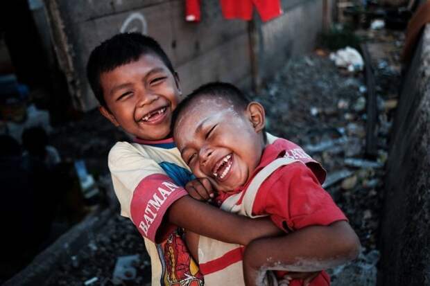 12. Дети веселятся рядом со своим домом, который стоит прямо у железной дороги бедность, джакарта, железная дорога, индонезия, нищета, репортаж, трущобы