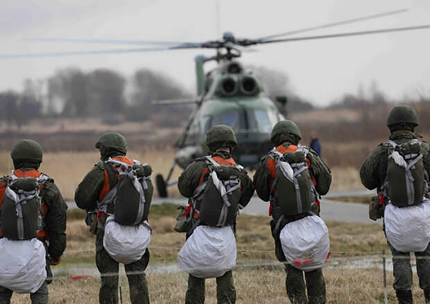 Подготовка к десантированию с борта вертолёта Ми-8/ Фото: mil.ru