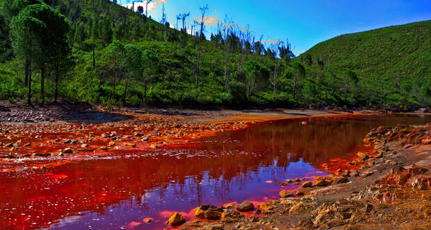 Необычная испанская река: почему вода в Рио-Тинто такого красного цвета