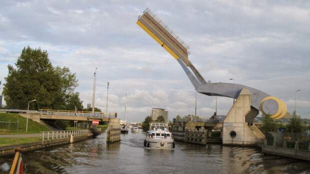 Мост Slauerhoff Bridge поднимается так быстро, что заслужил прозвище «летающий». /Фото: citi.io