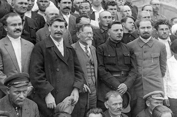 В. Молотов, И. Сталин, М. Калинин, К. Ворошилов на 16-м съезде ВКП(б) в Москве. Июля 1930 г