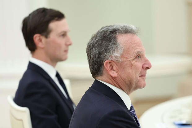 Политолог Блохин: без участия США Киев мог саботировать переговоры в Абу-Даби