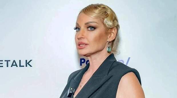 Волочкова перешла на костыли после операции на ноге, которую сделала в Германии