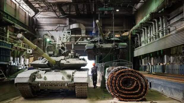 Военкор: выпускать нынешние танки бессмысленно