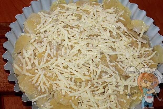 картофель выкладываем в форму для выпекания и посыпаем сыром