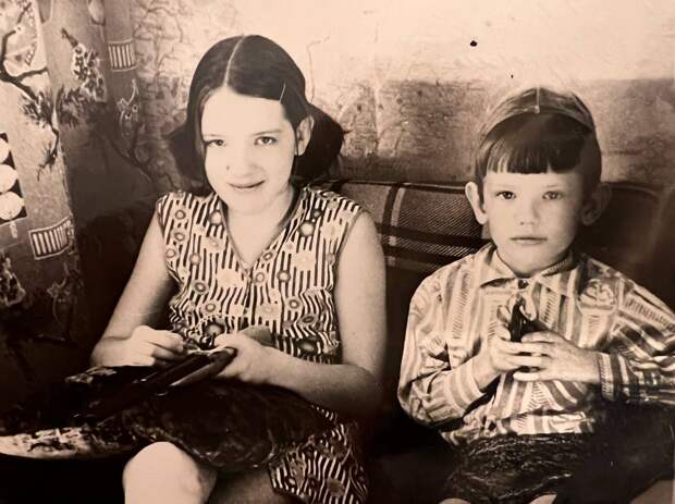 1977 год, я с братом, мне 12 лет. Прислала «Ольга Белан».jpg 1977 год, я с братом, мне 12 лет. Прислала «Ольга Белан».jpg