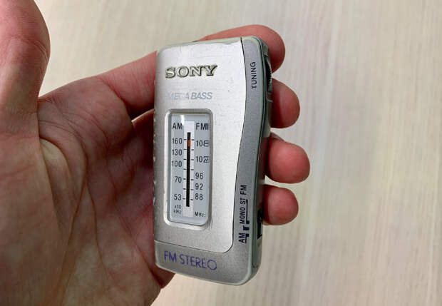 «Назад в прошлое». Карманный FM-радиоприемник Sony SRF-S83 из 2000-х годов