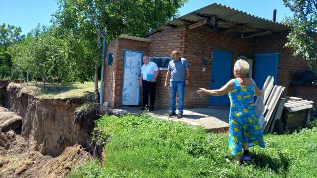 «Ситуация критическая»: дом на Ставрополье может упасть в реку из-за размыва берегов