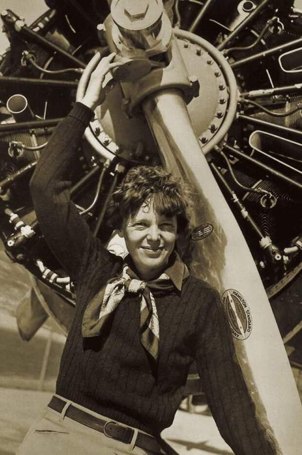 Амелия Мэри Эрхарт — известная американская писательница и пионер авиации. Она была первой женщиной-пилотом, перелетевшей Атлантический океан, за что была награждена Крестом Лётных Заслуг Летчицы, военные, интересное, история, пилоты, факты